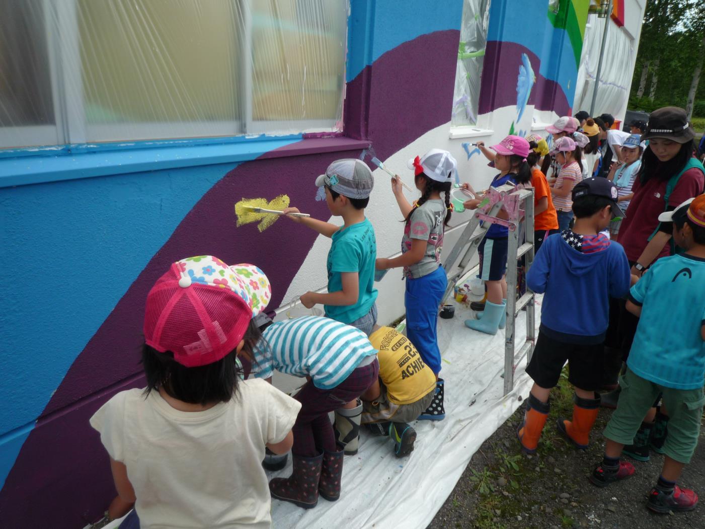 美深小旧恩根内小外壁絵描き