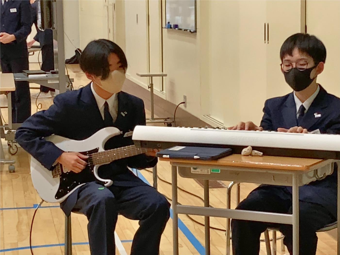 釧路をイメージした曲を演奏する清水さん（左）と輪湖さん