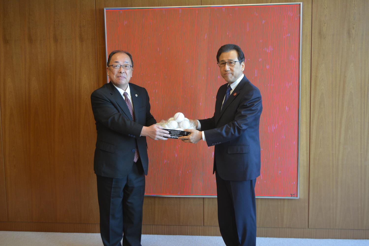 札幌市へ野球ボール寄贈