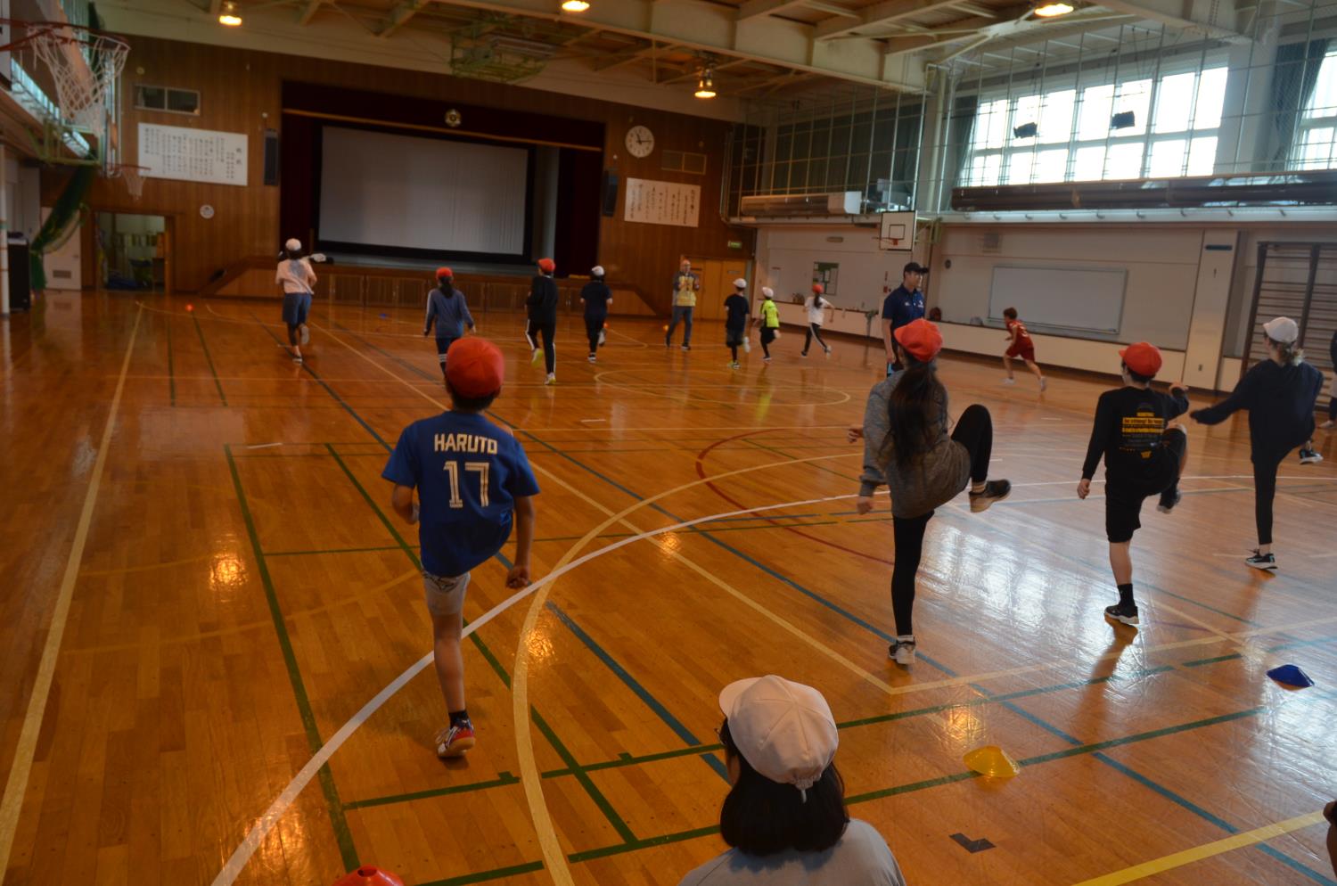澄川西小・走り方教室（ＨＡＲＵＴＯの子どもをぼかす）