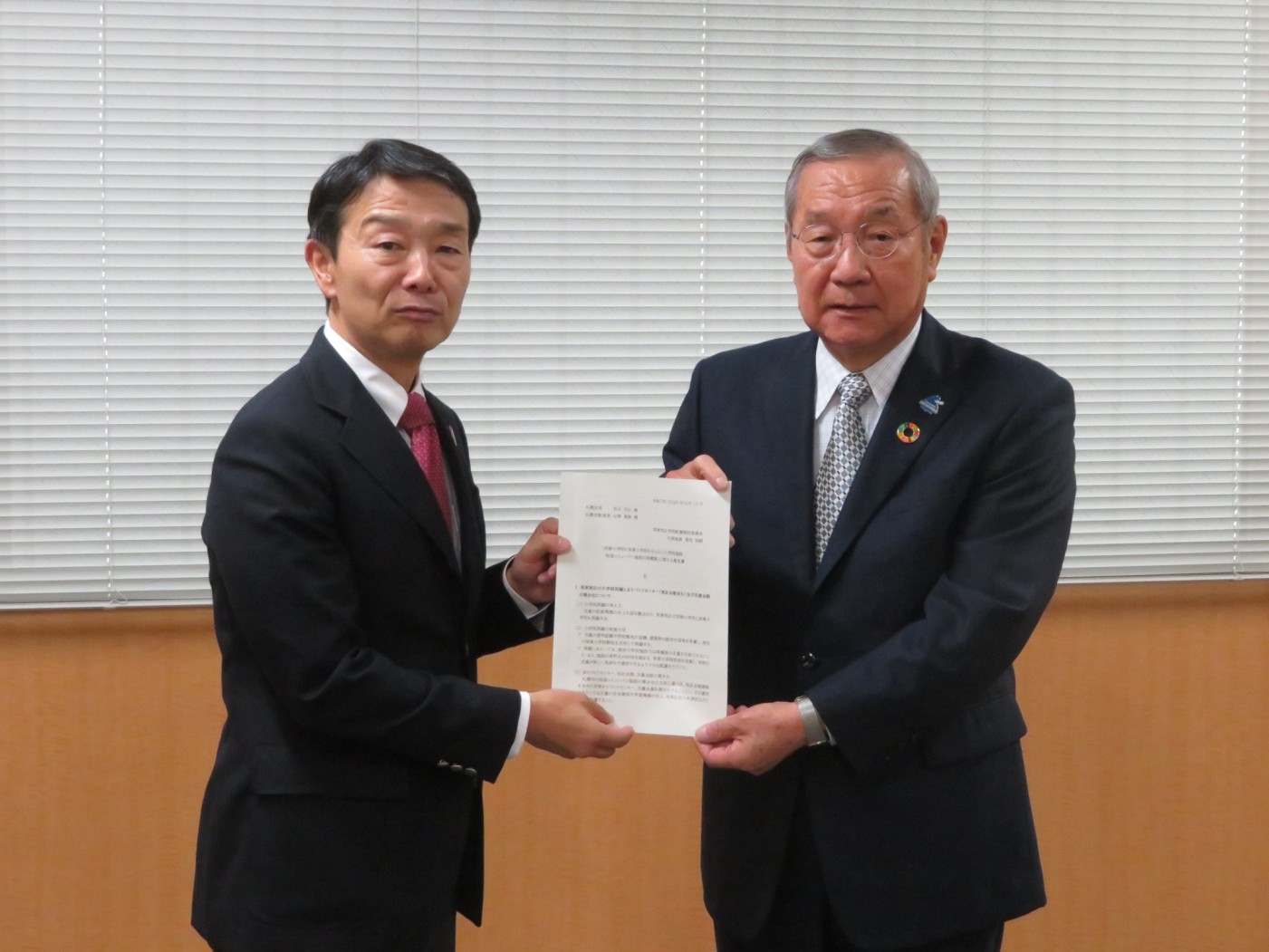 栄東地区学校再編手交式