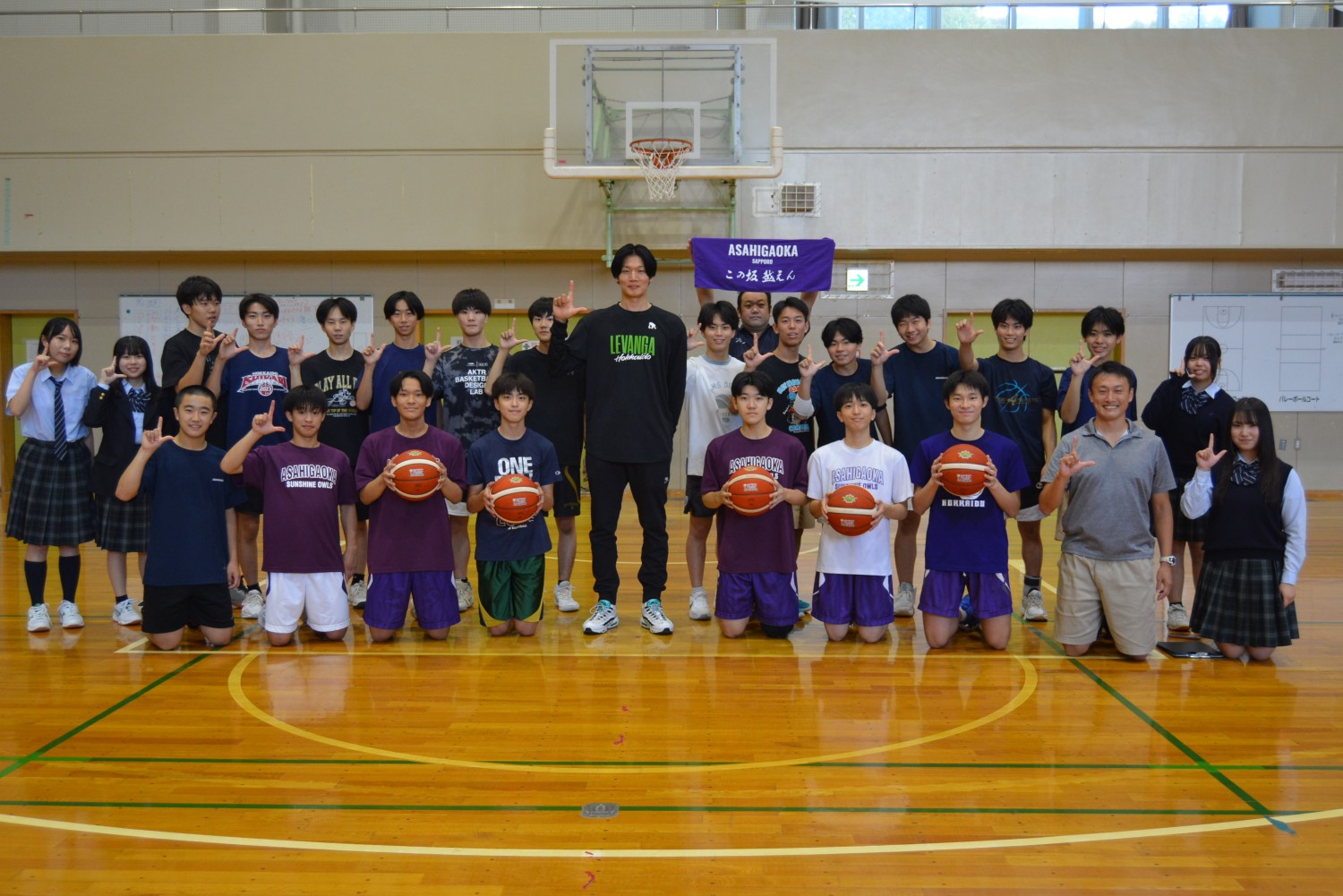 レバンガ北海道旭丘高校バスケ部にボール寄贈